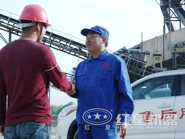 鐵礦石沖擊式破碎機售后服務(wù)現場(chǎng)