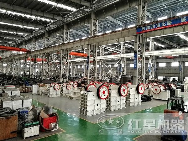 時(shí)產(chǎn)50噸，出料0.2-0.3mm的大理石制砂機車(chē)間一角