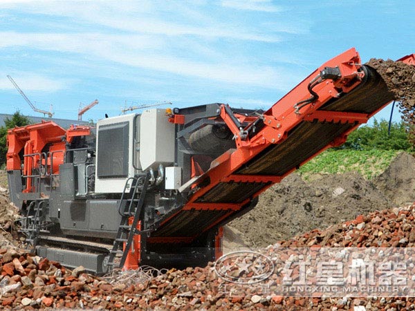新一代車(chē)載建筑垃圾流動(dòng)碎石機破碎現場(chǎng)