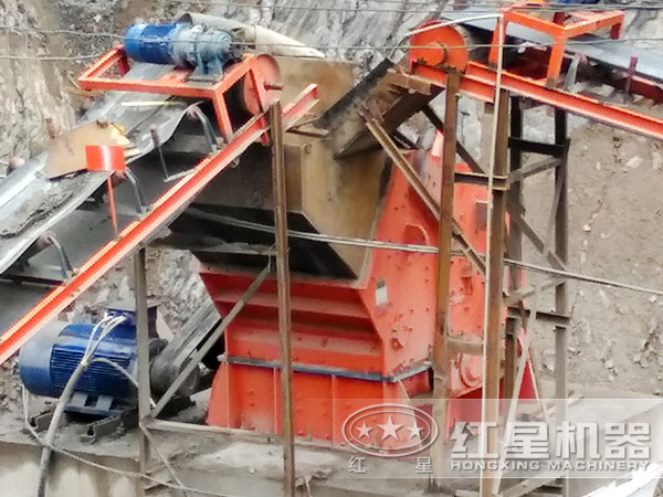 鉀長(cháng)石細碎機工作現場(chǎng)2