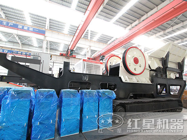 履帶移動(dòng)破石機械：配顎破機