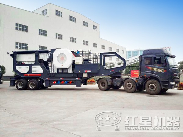 風(fēng)化巖移動(dòng)破碎機：配顎式破碎機