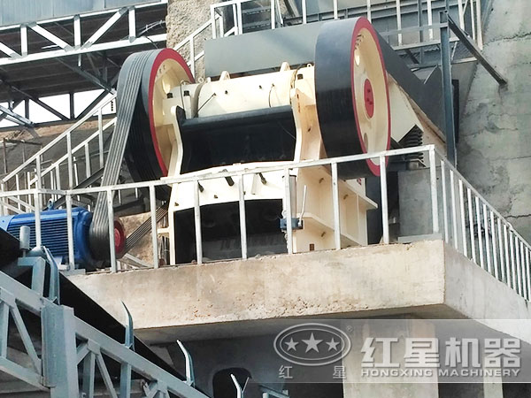 湖南某豆石破碎加工現場(chǎng)：帶顎破機