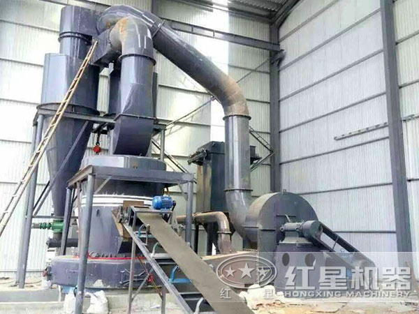 白云石雷蒙磨粉機工作現場(chǎng)