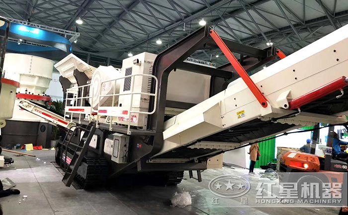 履帶式移動(dòng)顎破機展會(huì )現場(chǎng)