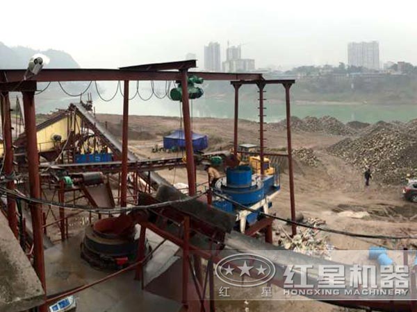 河南鐵礦石沖擊式破碎機工作現場(chǎng)