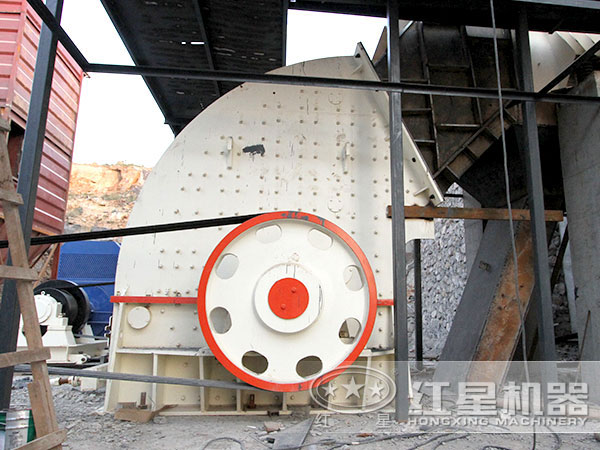 重錘式粉碎機作業(yè)現場(chǎng)，環(huán)保少污染