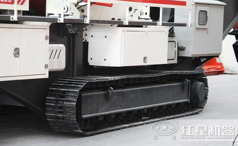 小型履帶石頭破碎機：履帶液壓驅動(dòng)，砂廠(chǎng)暢通無(wú)阻