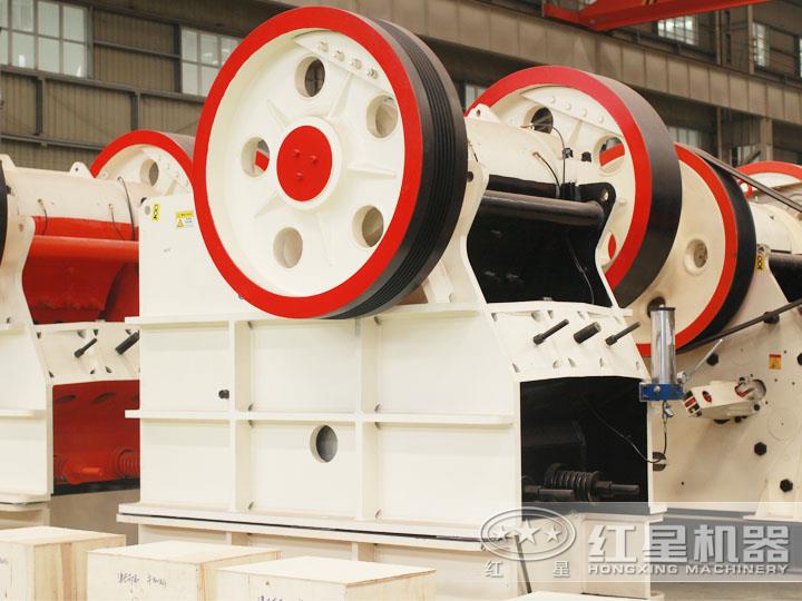 大型液壓鄂式破碎機，過(guò)載保護避免設備損壞