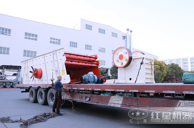 一套日產(chǎn)2000噸小型碎石機發(fā)貨：顎破機+振動(dòng)篩