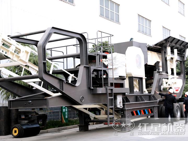 輪胎移動(dòng)破碎站配鄂式破碎機，時(shí)產(chǎn)50-500t/h