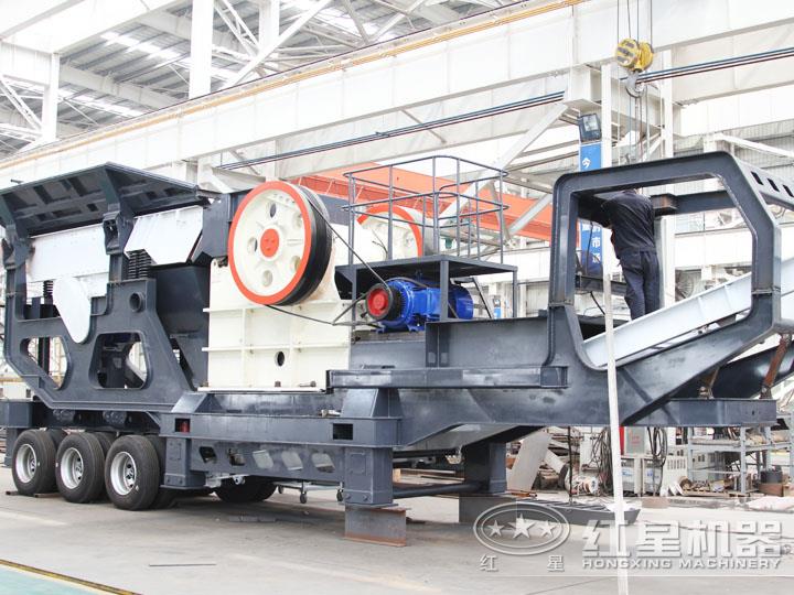 小型移動(dòng)顎式破碎車(chē)集給料、破碎、傳輸為一體