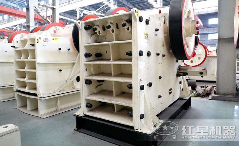 鄂式破碎機，優(yōu)質(zhì)鋼板鑄成，使用壽命長(cháng) style=width:720px; 