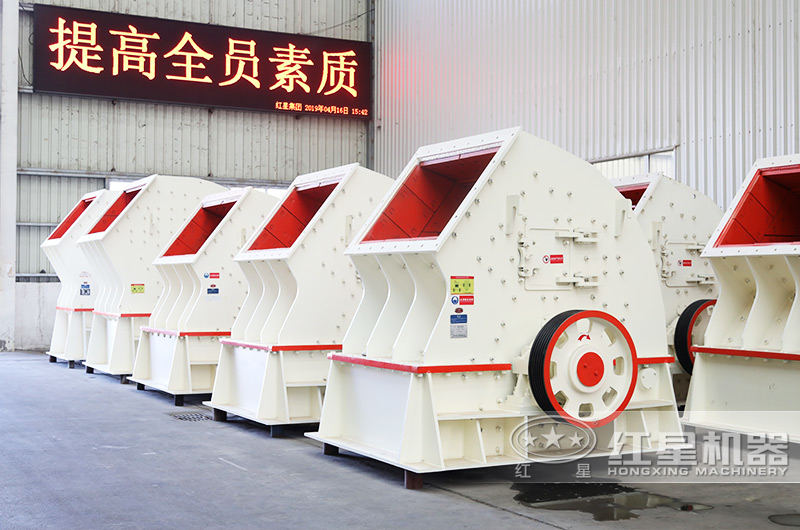 重錘式破碎機吞進(jìn)大物料，吐出小顆粒