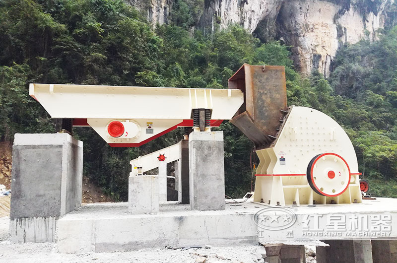 時(shí)產(chǎn)800噸大型環(huán)保錘式破碎機現場(chǎng)
