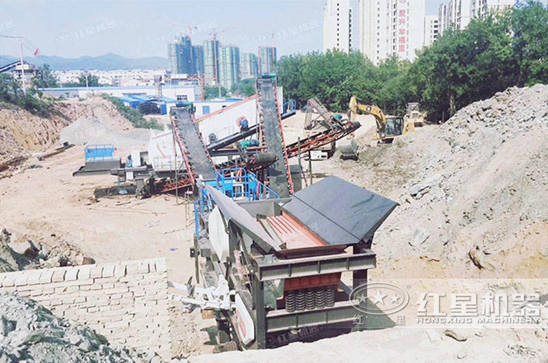 河北石家莊建筑磚塊粉碎機移動(dòng)式生產(chǎn)現場(chǎng)
