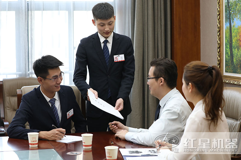 客戶(hù)來(lái)廠(chǎng)選購沙石破碎機設備