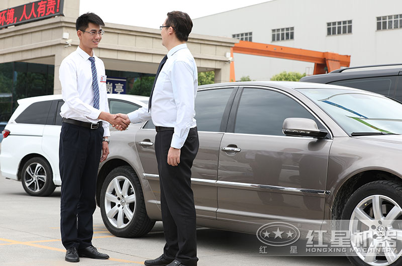 紅星會(huì )派專(zhuān)車(chē)接送客戶(hù)，并有專(zhuān)人講解設備