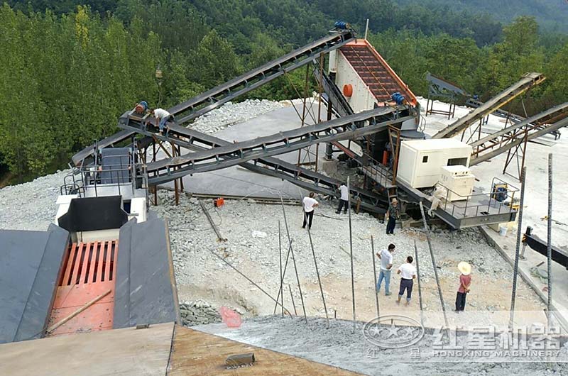 南陽(yáng)客戶(hù)流動(dòng)山石破碎車(chē)生產(chǎn)現場(chǎng)