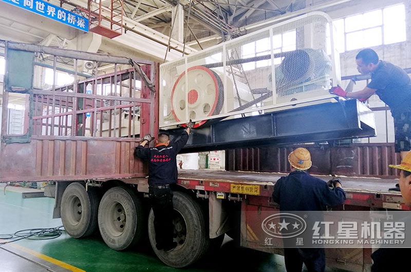 輥式破碎機車(chē)間發(fā)貨