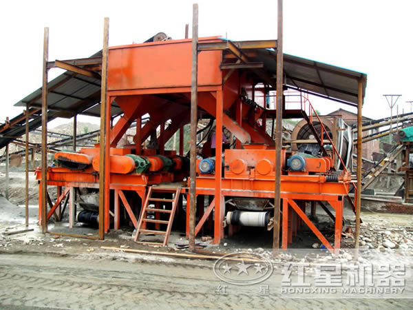 對輥式破碎機作業(yè)現場(chǎng)圖