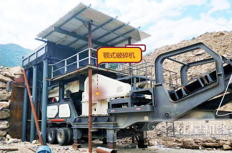 輪胎式移動(dòng)鄂式破碎機生產(chǎn)現場(chǎng)，投資少收益好