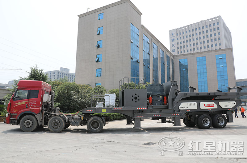 可移動(dòng)小型碎石機械設備直接開(kāi)往客戶(hù)現場(chǎng)