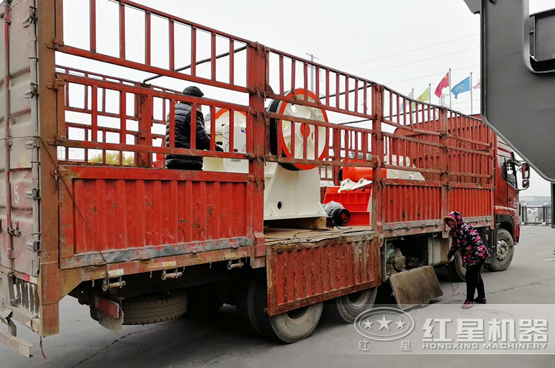 石塊打碎機設備裝車(chē)發(fā)貨