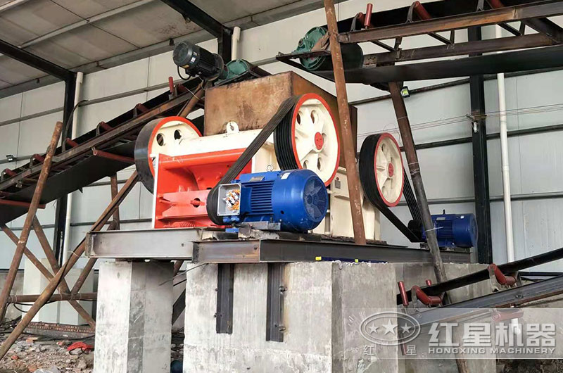 250x1200顎式破碎機工作現場(chǎng)圖片