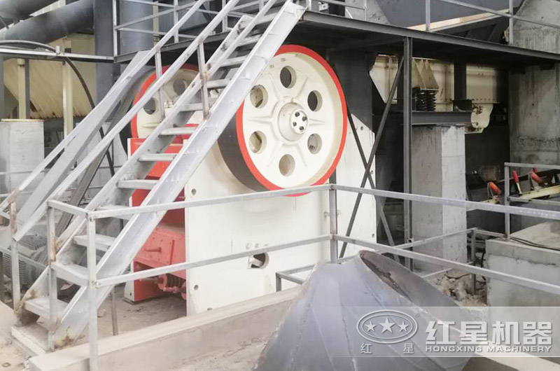 顎式破碎機工作現場(chǎng)圖片