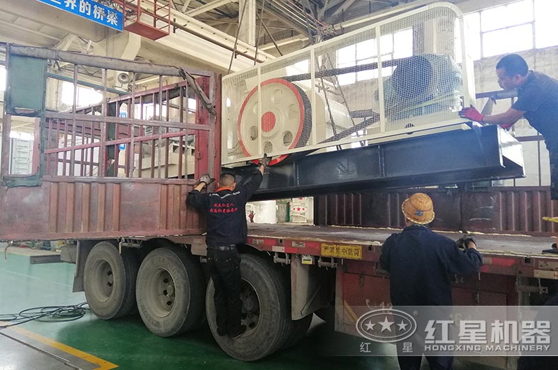 對輥制砂機裝車(chē)準備發(fā)貨