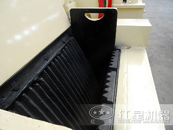 46顎式破碎機進(jìn)料口