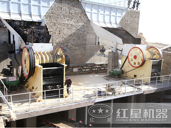 湖北銻礦顎式破碎機工作現場(chǎng)2