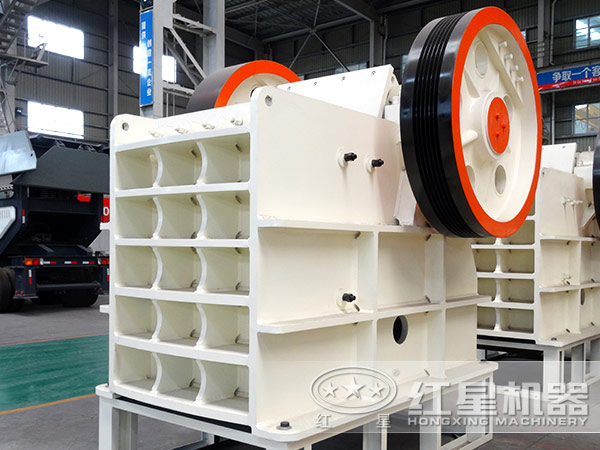 每小時(shí)產(chǎn)650t-700t顎式石頭破碎機