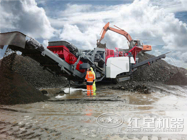 車(chē)頭牽著(zhù)就跑的流動(dòng)石子機馳騁于砂石廠(chǎng)1