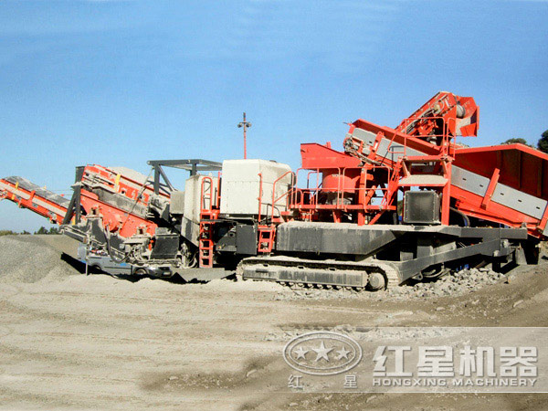 車(chē)頭牽著(zhù)就跑的流動(dòng)石子機馳騁于砂石廠(chǎng)3