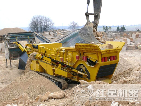 移動(dòng)破碎機處理建筑垃圾現場(chǎng)