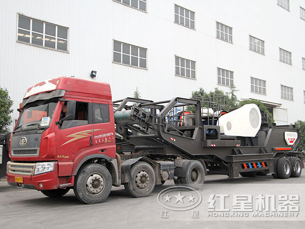 車(chē)載建筑垃圾破碎機工作現場(chǎng)