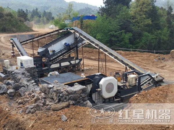 車(chē)頭牽著(zhù)就跑的流動(dòng)石子機馳騁于砂石廠(chǎng)2