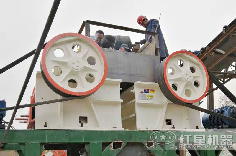 兩臺69顎式破碎機聯(lián)機作業(yè)現場(chǎng)