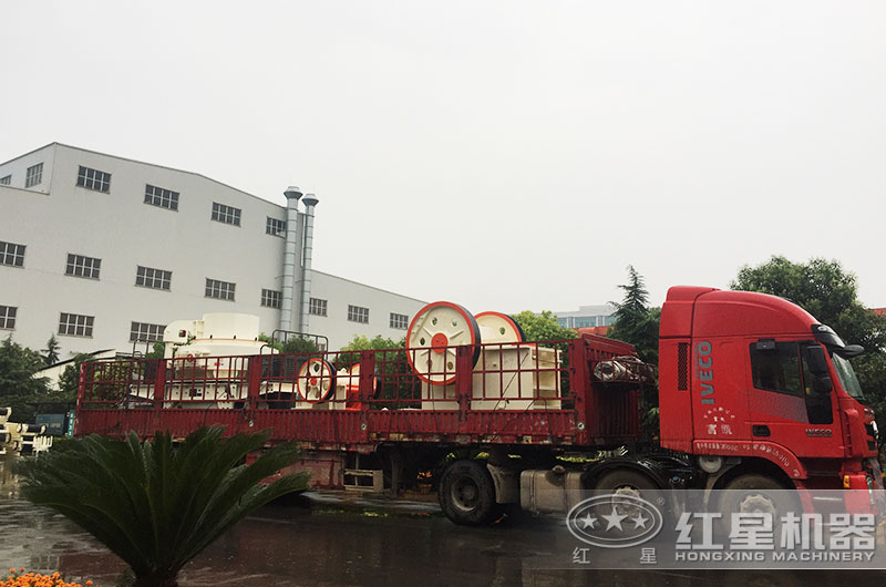 整套750碎石生產(chǎn)線(xiàn)設備裝車(chē)發(fā)貨中