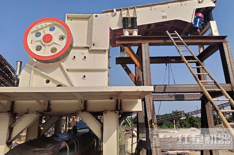 大產(chǎn)量石塊粉碎機現場(chǎng)