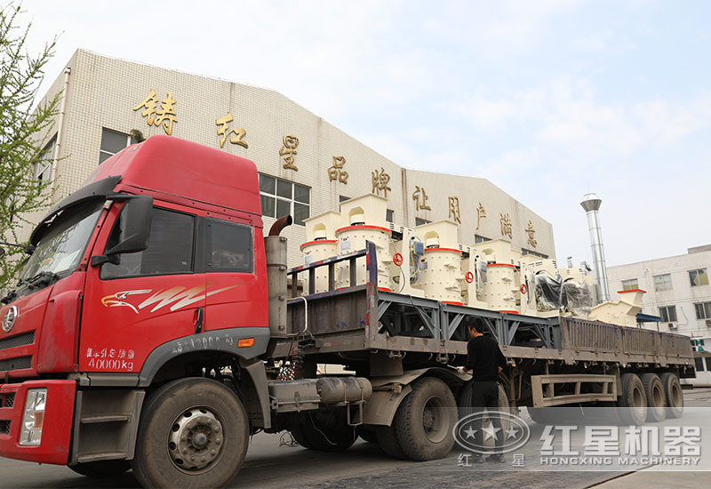 紅星小型制砂機設備裝車(chē)發(fā)貨現場(chǎng)
