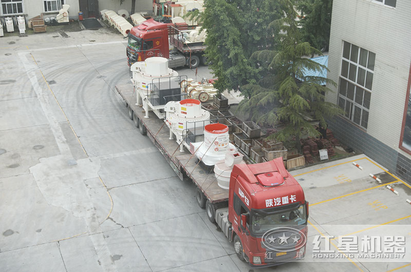 整套雷蒙磨粉機裝車(chē)發(fā)貨中